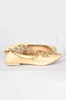Beige Silk Embroidered Jutti 3