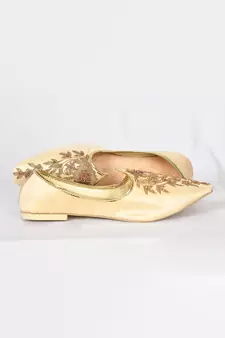 Beige Silk Embroidered Jutti