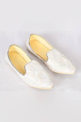 White Silk Embroidered Jutti 3