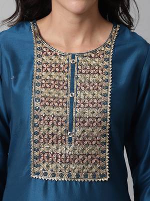 Blue embroidered pure silk Kurta Pant With Dupatta 2