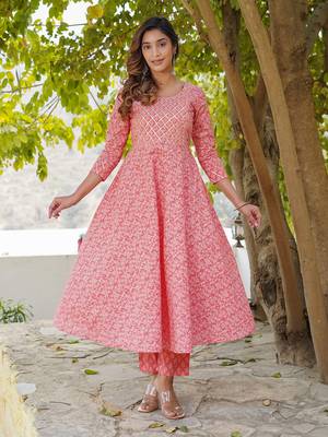 Women Pink Pure Cotton Kurta with Trousers And Dupatta Set 4