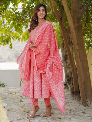 Women Pink Pure Cotton Kurta with Trousers And Dupatta Set 5