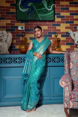 Dark green woven paithani silk saree with blouse 2