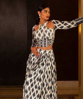 White Printed Tie-Up Corset Blouse And Skirt Set 6