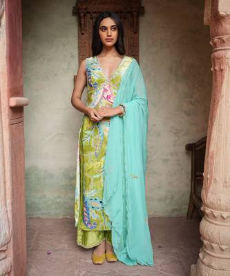 Sleeveless Velvet Kurti With Straight Fit Pants And Hand Embroided Dupatta 1