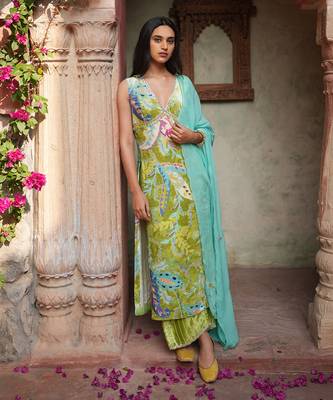 Sleeveless Velvet Kurti With Straight Fit Pants And Hand Embroided Dupatta 2