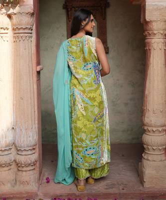 Sleeveless Velvet Kurti With Straight Fit Pants And Hand Embroided Dupatta 3
