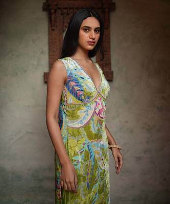 Sleeveless Velvet Kurti With Straight Fit Pants And Hand Embroided Dupatta 4
