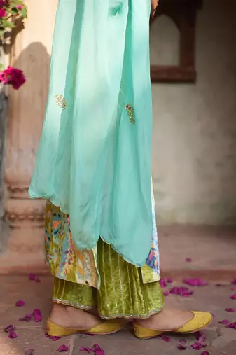 Sleeveless Velvet Kurti With Straight Fit Pants And Hand Embroided Dupatta