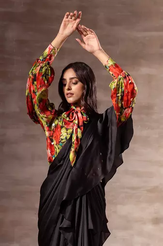 Ribbon bow shirt with golden drop shaped sequins