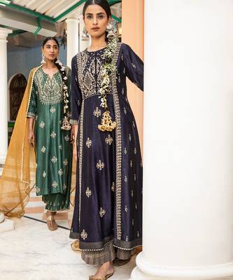 Zardozi Work Kurta Paired With  Embroidered Pants And Organza Dupatta With Pearl Detailings 2