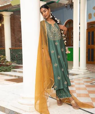 Zardozi Work Kurta Paired With  Embroidered Pants And Organza Dupatta With Pearl Detailings 4