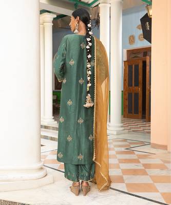 Zardozi Work Kurta Paired With  Embroidered Pants And Organza Dupatta With Pearl Detailings 5