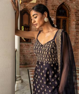 Zari Embroidered Short Kurta Paired With A Gharara And An Organza Dupatta 3