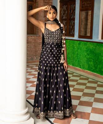 Zari Embroidered Short Kurta Paired With A Gharara And An Organza Dupatta 1