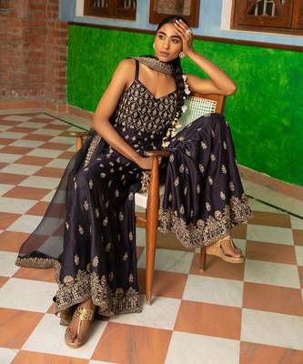 Zari Embroidered Short Kurta Paired With A Gharara And An Organza Dupatta 5