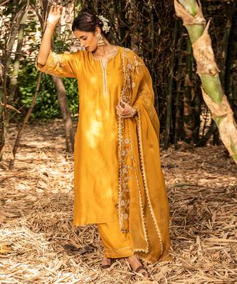Yellow Chanderi Kurta With Dori Pearl Embroidery  Paired With A Embroidered Organza Dupatta 2