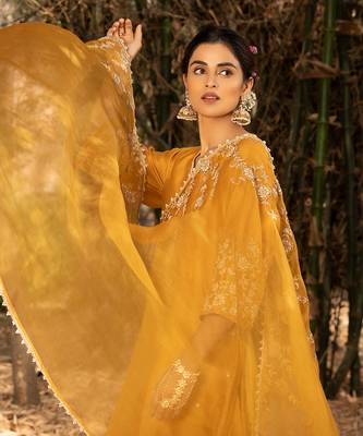 Yellow Chanderi Kurta With Dori Pearl Embroidery  Paired With A Embroidered Organza Dupatta 4