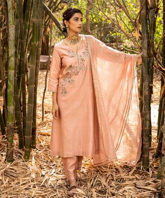 Pink Chanderi Kurta With Dori Thread Embroidery , Paired With A Checkered Chanderi Dupatta And Cotton Silk Pants 1