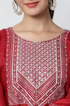 Red embroidered silk blend Kurta Pant With Dupatta