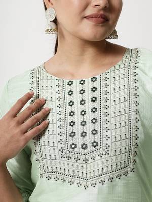 Amber embroidered silk blend Kurta Pant With Dupatta 2