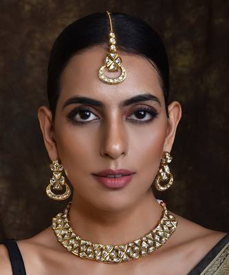 Gold Tone Kundan Necklace Set With Maang Tikka 1