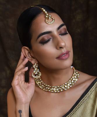 Gold Tone Kundan Necklace Set With Maang Tikka 2