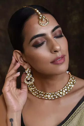 Gold Tone Kundan Necklace Set With Maang Tikka