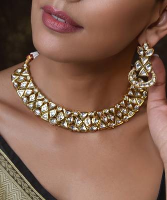 Gold Tone Kundan Necklace Set With Maang Tikka 3