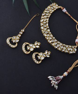 Gold Tone Kundan Necklace Set With Maang Tikka 4