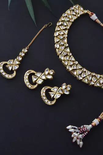 Gold Tone Kundan Necklace Set With Maang Tikka