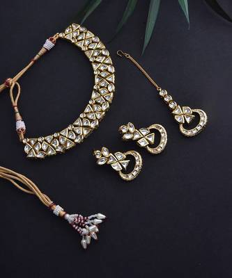 Gold Tone Kundan Necklace Set With Maang Tikka 5