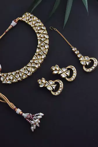 Gold Tone Kundan Necklace Set With Maang Tikka