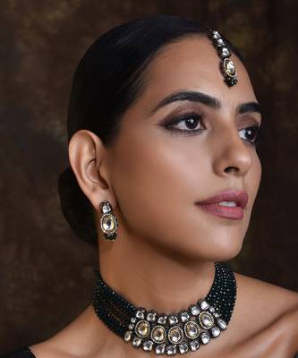 Green Rhodium Plated Kundan Choker Necklace Set With Maang Tikka 2