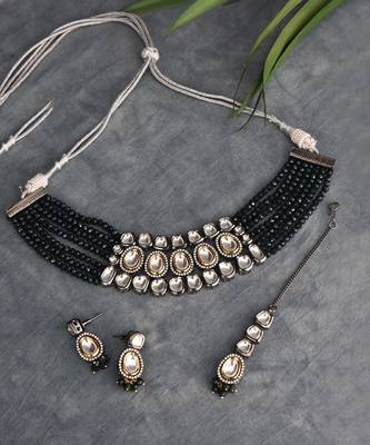 Green Rhodium Plated Kundan Choker Necklace Set With Maang Tikka 5