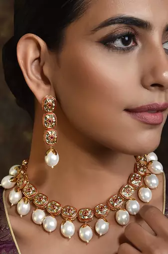 Multicolor pearl necklaces