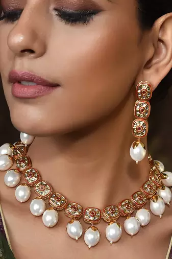 Multicolor pearl necklaces