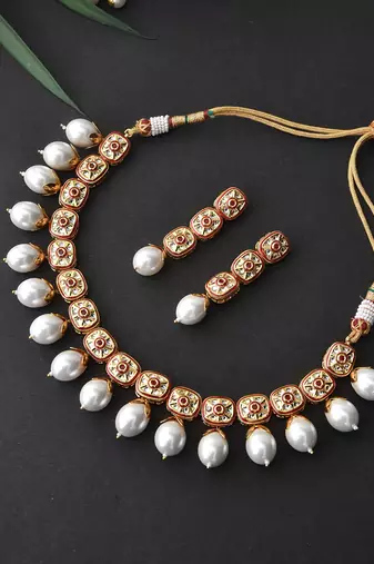 Multicolor pearl necklaces