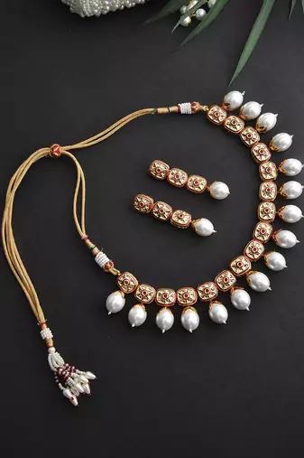 Multicolor pearl necklaces