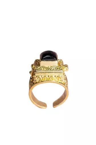 Black stone poison ring