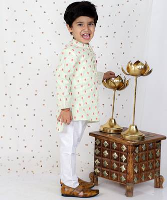 Thread Embroidered Kurta And White Pyjama 2