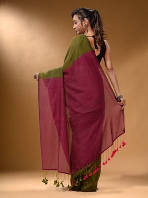 Moss Green Cotton Handspun Soft Saree With Contrast Fuchsia Pallu 4
