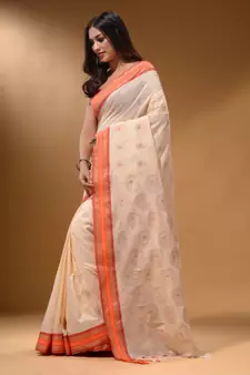 Cream Silk Matka Soft Saree With Paisley Motifs