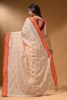 Cream Silk Matka Soft Saree With Paisley Motifs