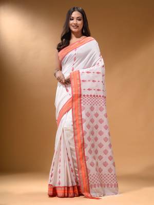 White Silk Matka Soft Saree With Textured Pallu 2