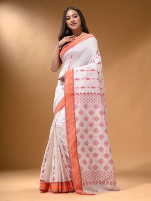 White Silk Matka Soft Saree With Textured Pallu 3