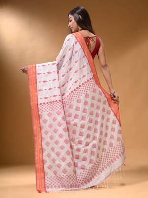 White Silk Matka Soft Saree With Textured Pallu 5