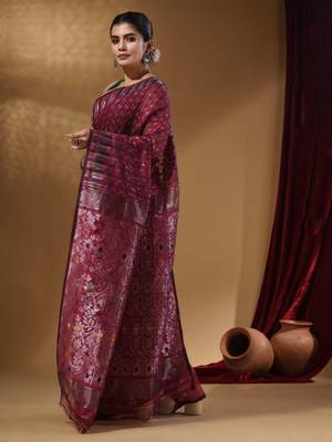 Fuchsia Cotton Handwoven Jamdani Saree With Woven Buttas And Floral Designs 3