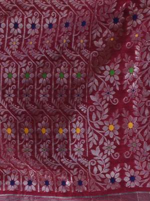 Fuchsia Cotton Handwoven Jamdani Saree With Woven Buttas And Floral Designs 5
