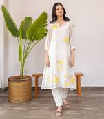Yellow Flowers On The Kurta With Pleated Pants